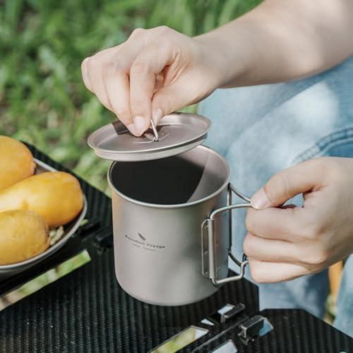 Titan Becher mit Deckel & Griff – Camping Tasse für Outdoor & Picknick