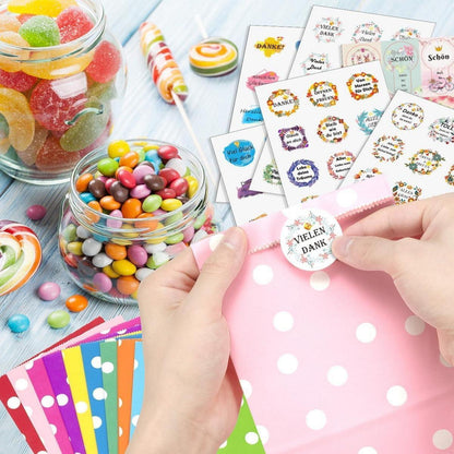 Bunte Geschenktüten mit Aufklebern für Hochzeit und