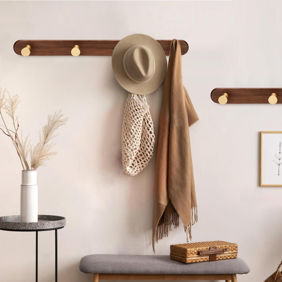 Wandgarderobe mit 4 Haken und Walnuss Holzsockel