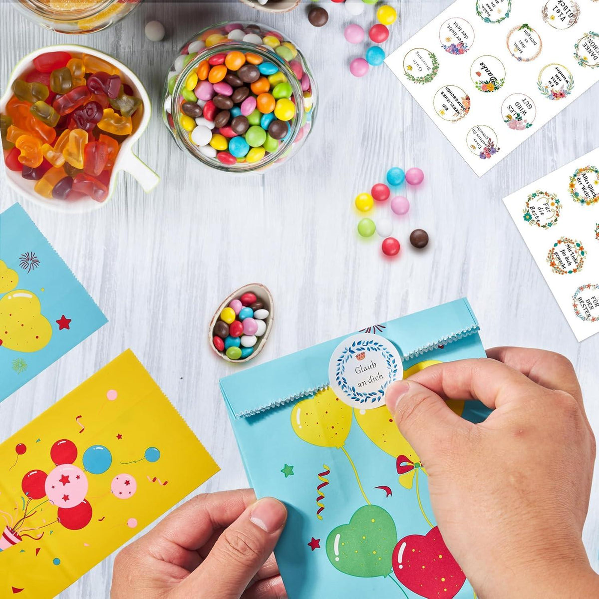 40 Stück Bunte Papiertüten mit 90 Aufklebern, Geschenktüten