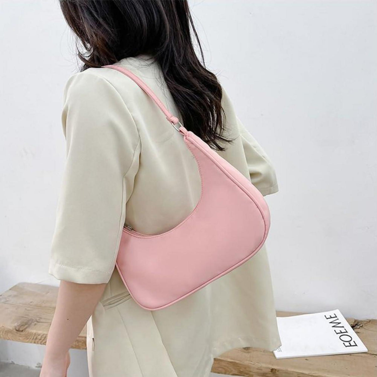 Aucuu Damen Nylon Umhängetasche mit Pom-Pom-Schlüsselanhänger 27x23x7 cm