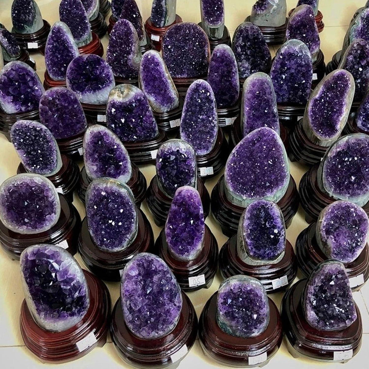 Natürliche Amethyst-Cluster-Geode, Lila