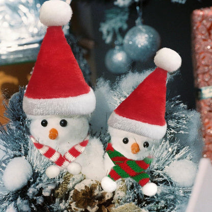 18-teiliges Mini-Weihnachtsdeko Set: Mützen & Schals für Festliche Tischdeko