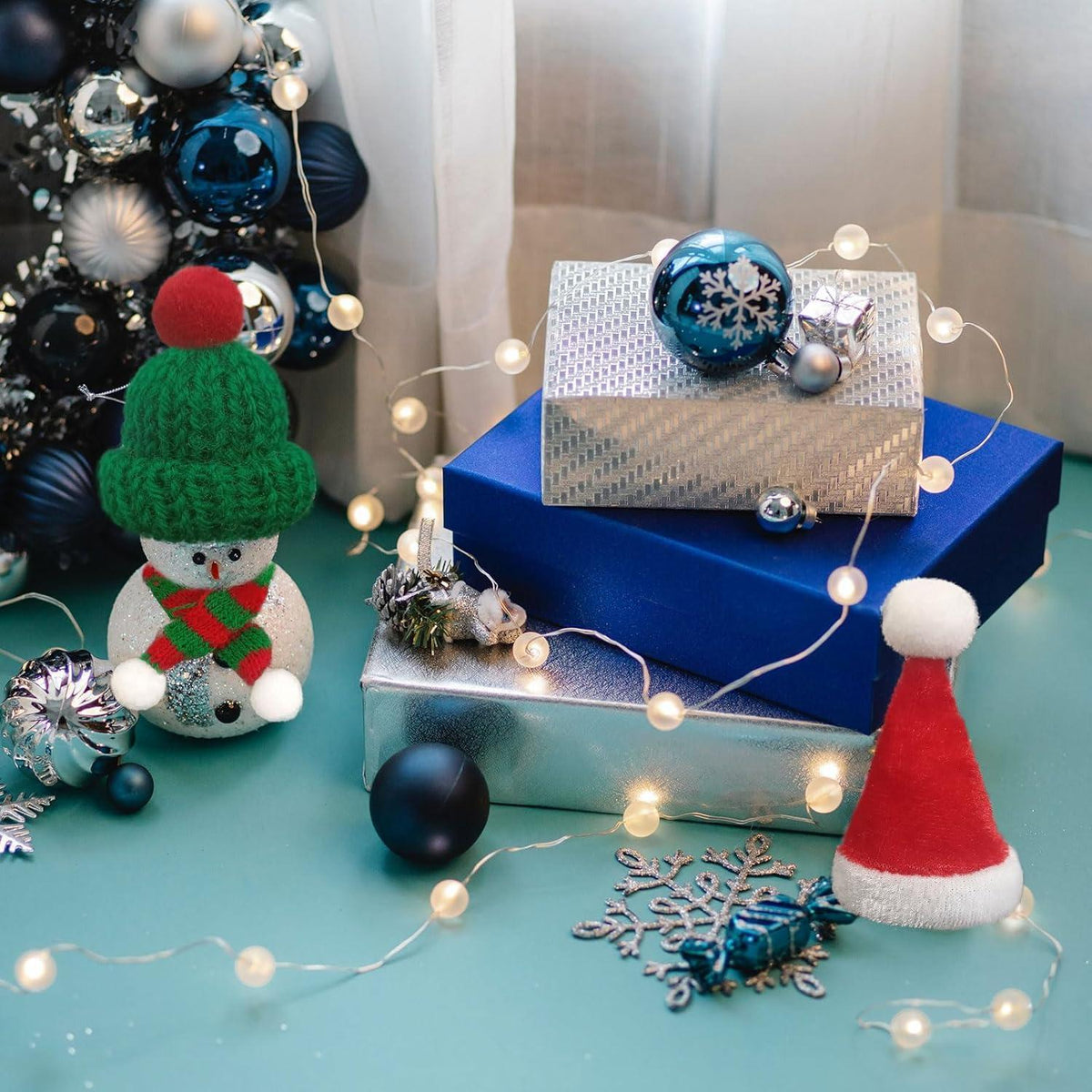 18-teiliges Mini-Weihnachtsdeko Set: Mützen & Schals für Festliche Tischdeko