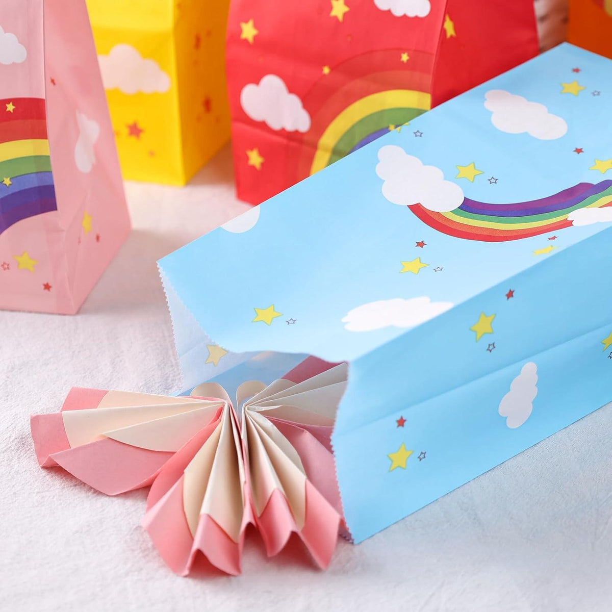 24 Stück Regenbogen Geschenktüten mit Aufkleber Partytüten Candy Tüten