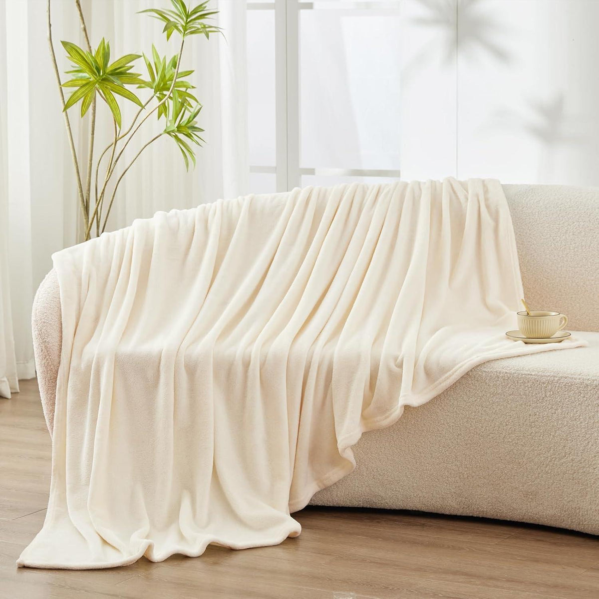 Kuscheldecke Flanell 150x200 cm Creme - Weich & Warm für 4 Jahreszeiten