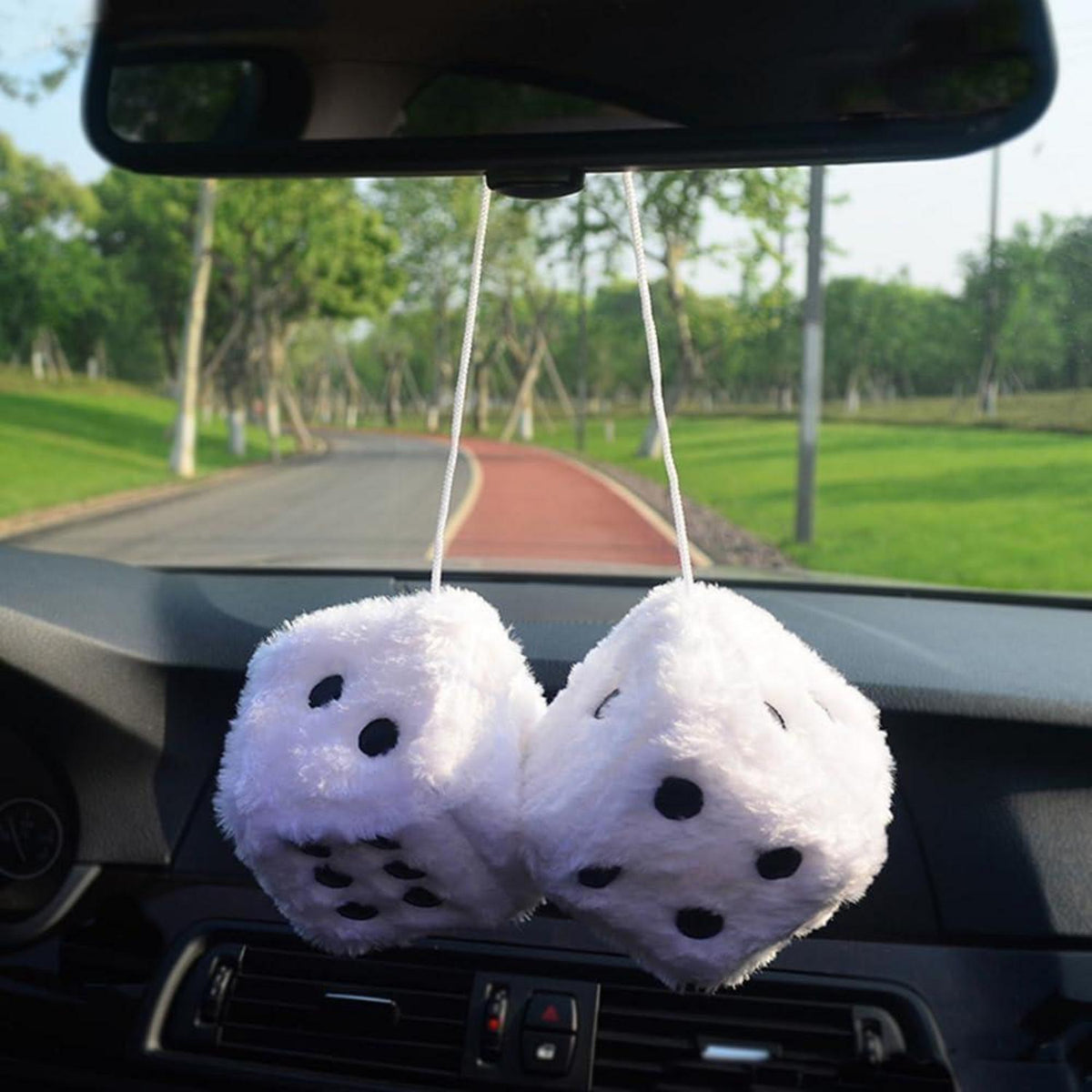 Plüschwürfel Autoanhänger – Flauschiges Rückspiegel Ornament Weiß