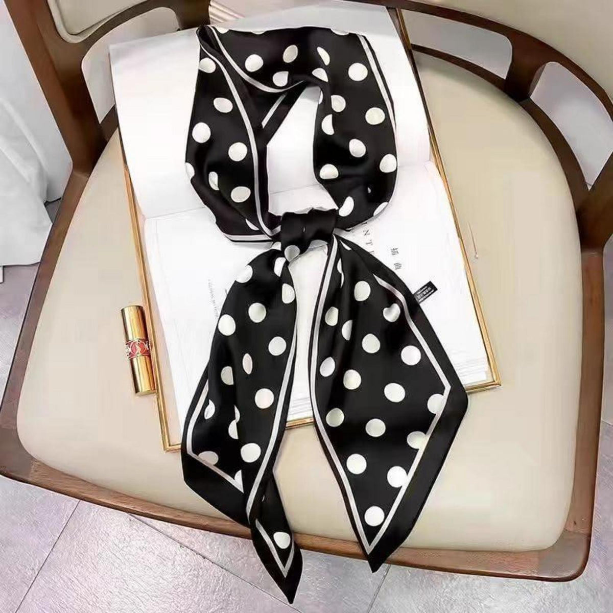 Langer Satin-Schal mit Polka-Dot-Muster und Bundfunktion