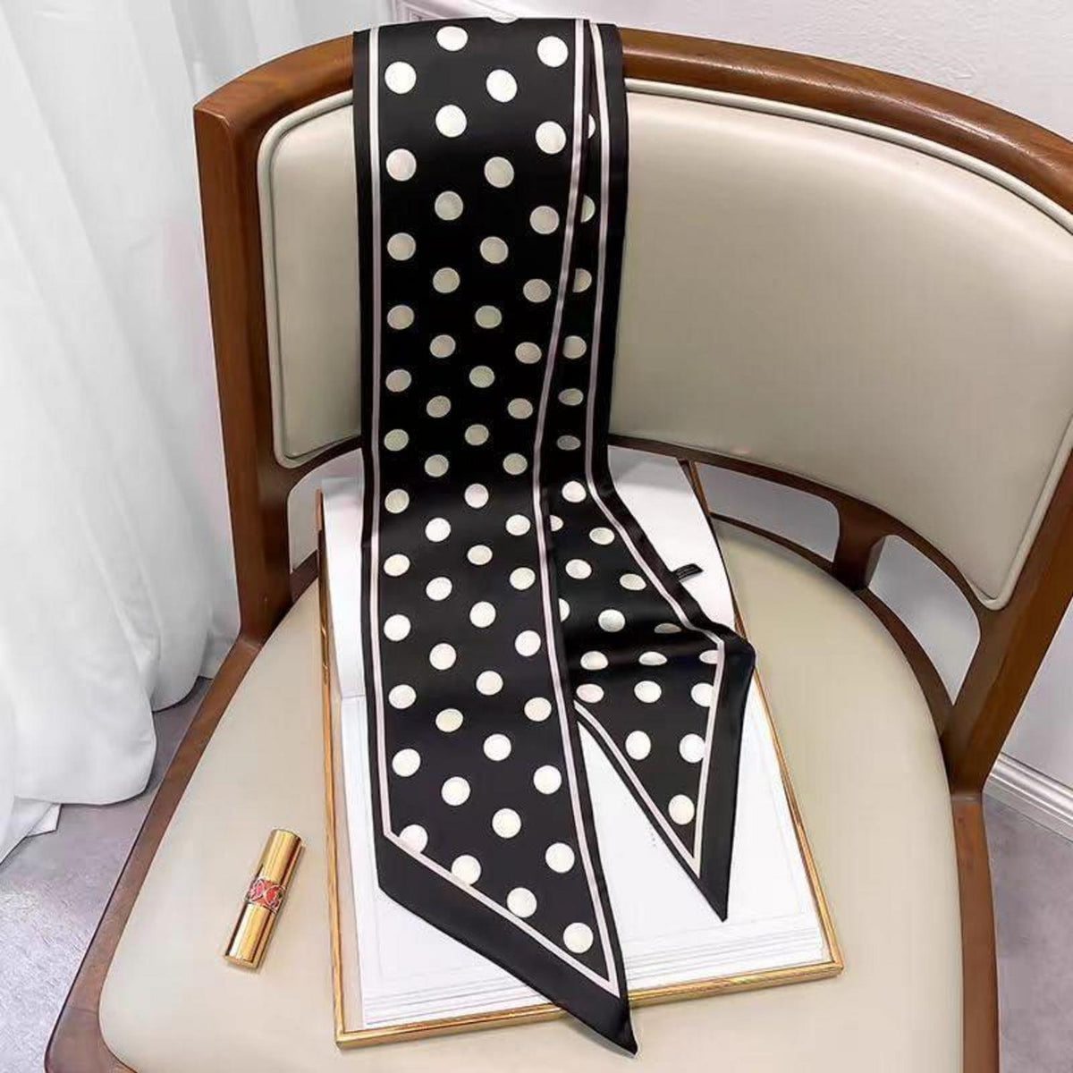Langer Satin-Schal mit Polka-Dot-Muster und Bundfunktion