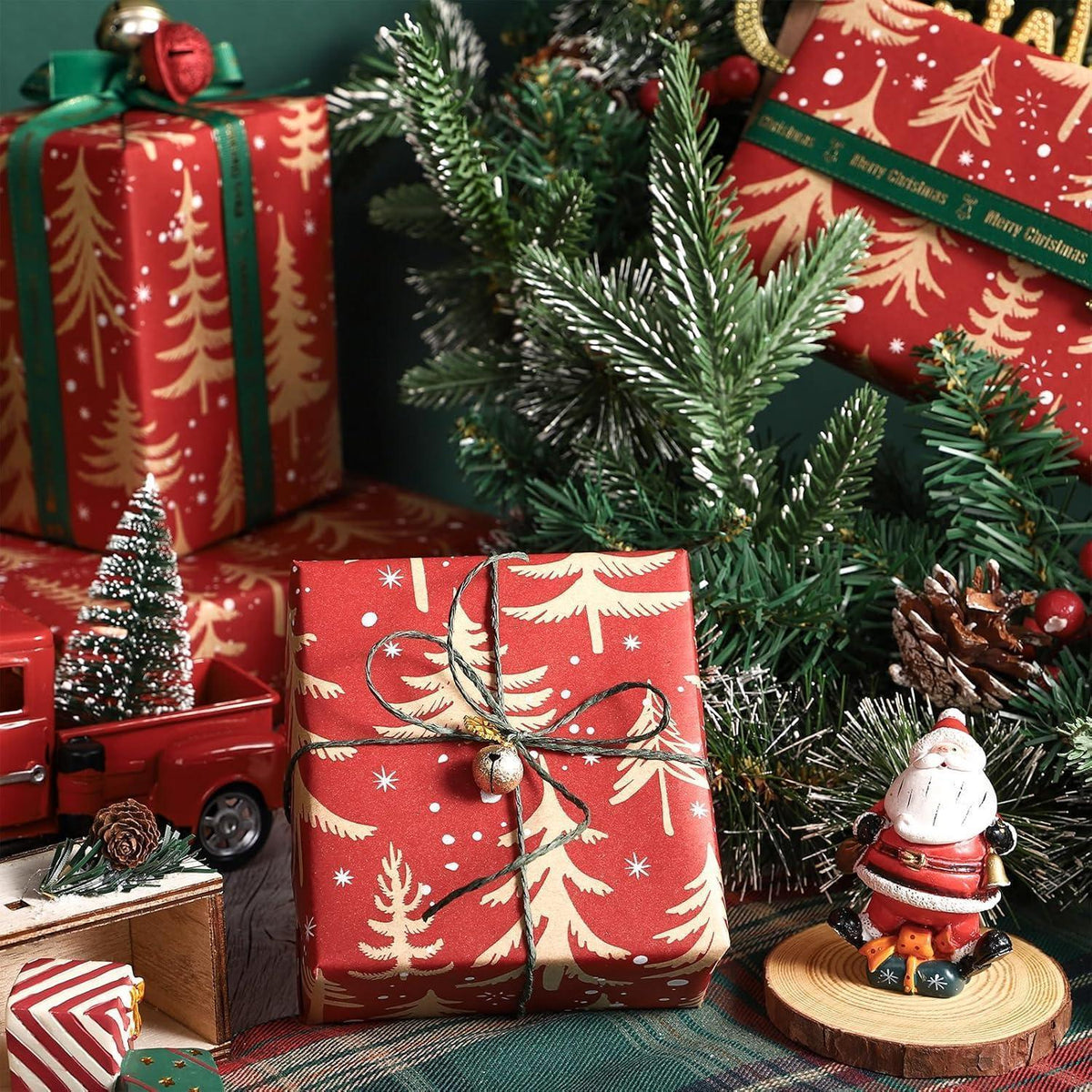 Weihnachtsgeschenkpapier Rolle mit rotem Weihnachtsbaum Design