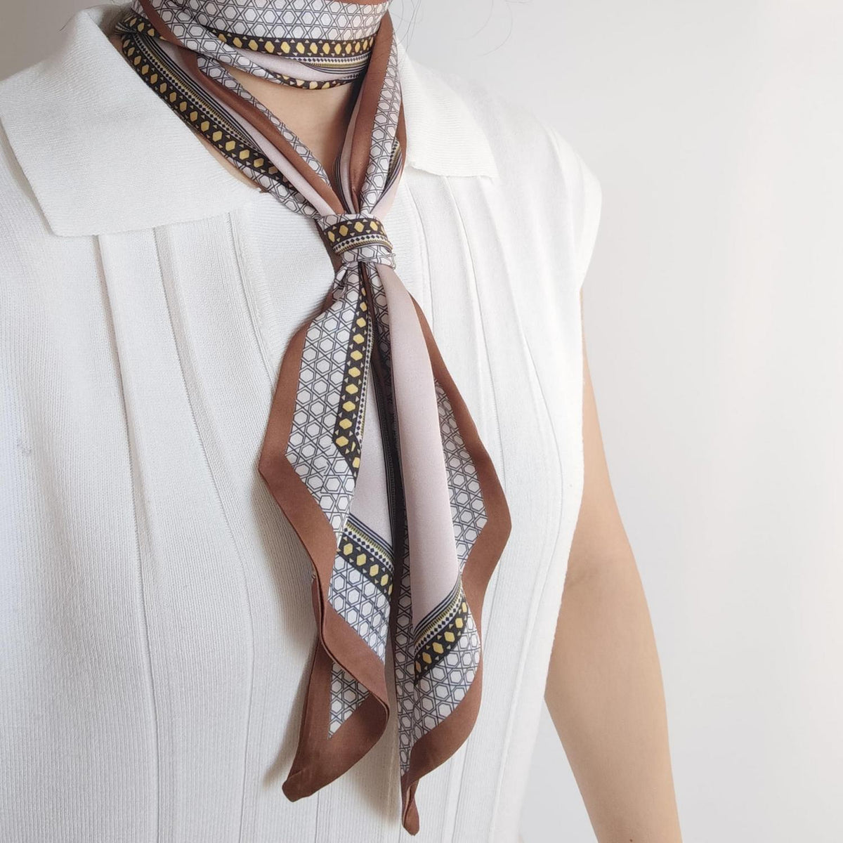 Langer Satin-Seidenschal mit Diamant-Muster in Braun-Champagner