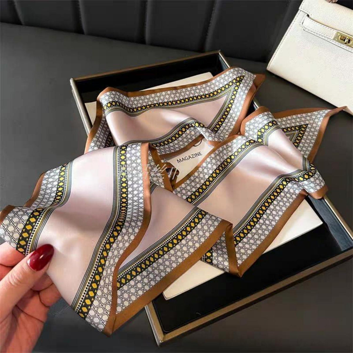 Langer Satin-Seidenschal mit Diamant-Muster in Braun-Champagner