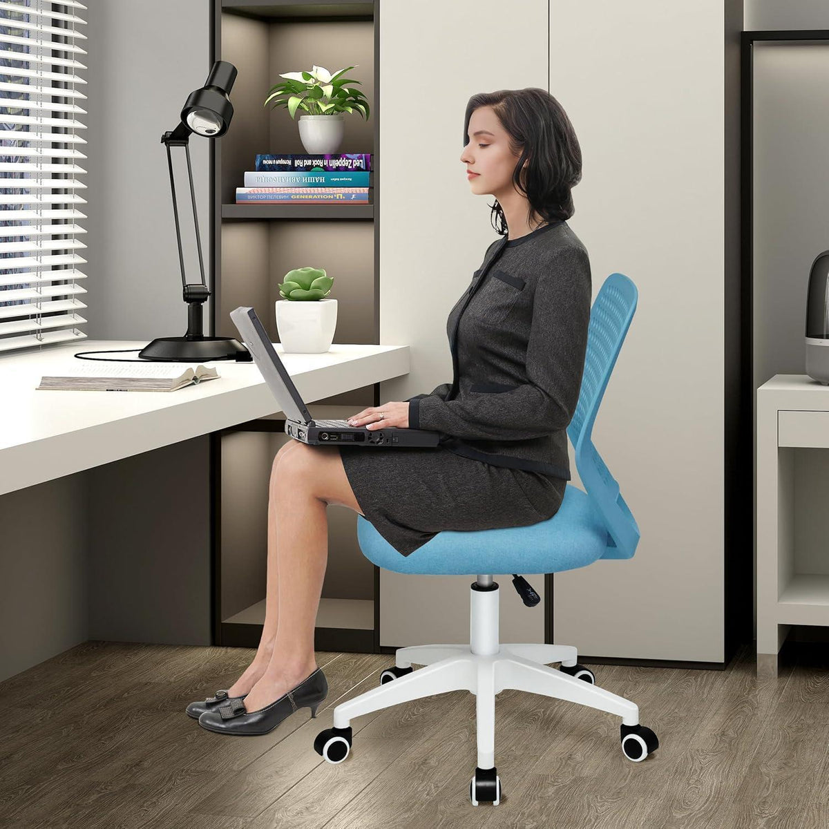 Ergonomischer Bürostuhl mit Netzrücken und Rollen, blau