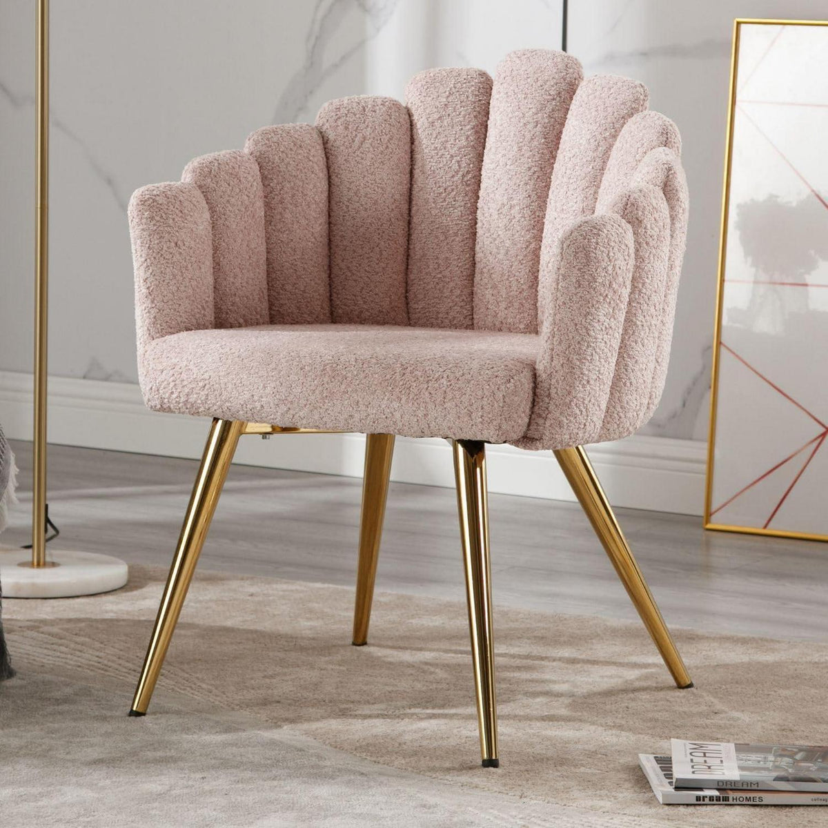 Rosa Kunstfell Sessel mit goldenen Metallbeinen
