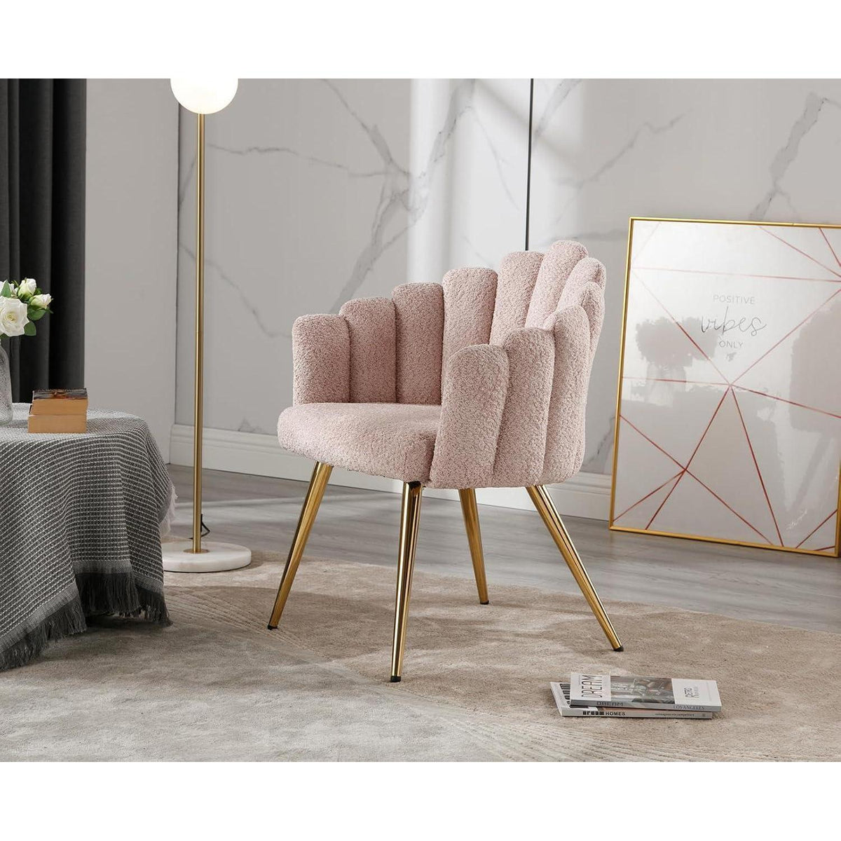 Rosa Kunstfell Sessel mit goldenen Metallbeinen