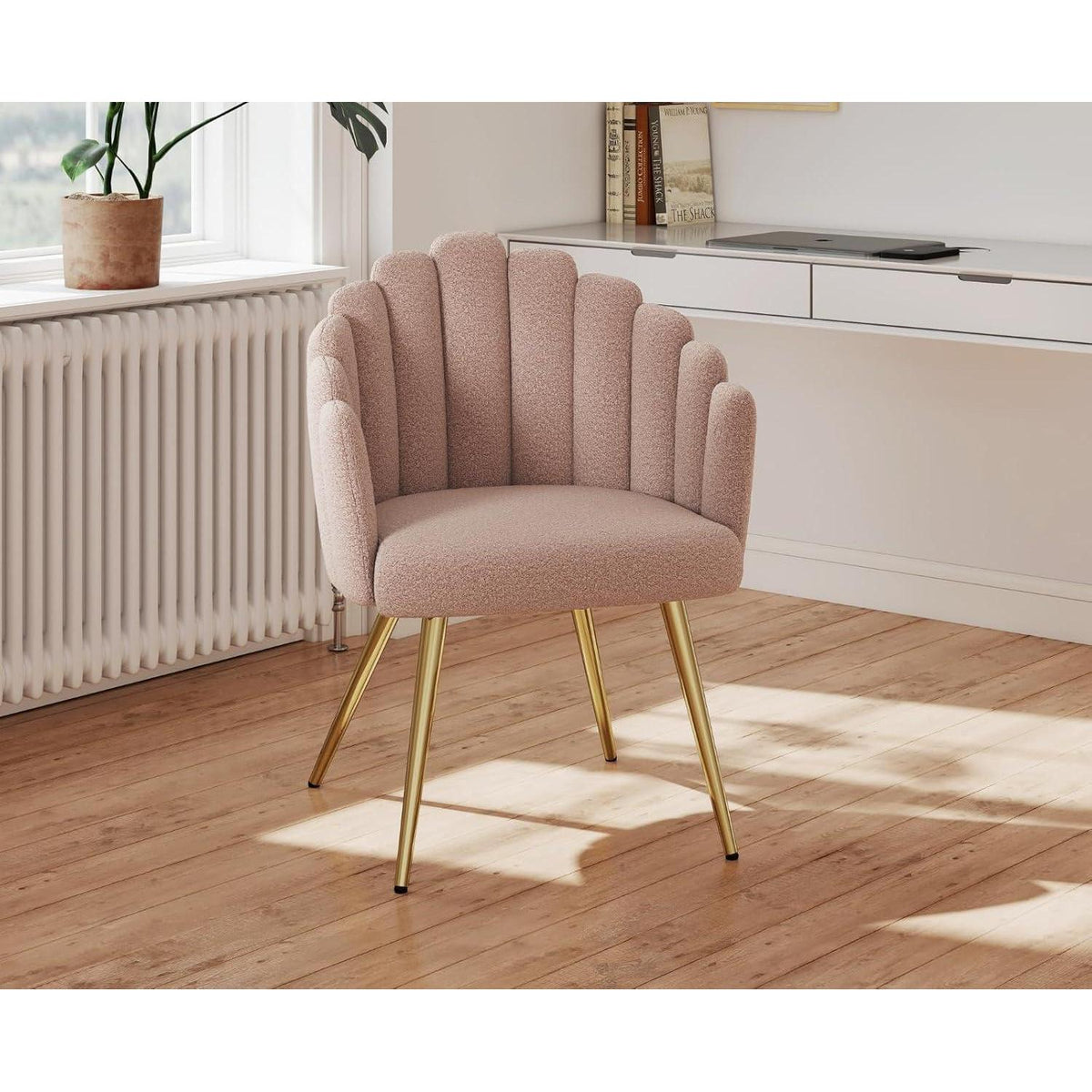 Rosa Kunstfell Sessel mit goldenen Metallbeinen