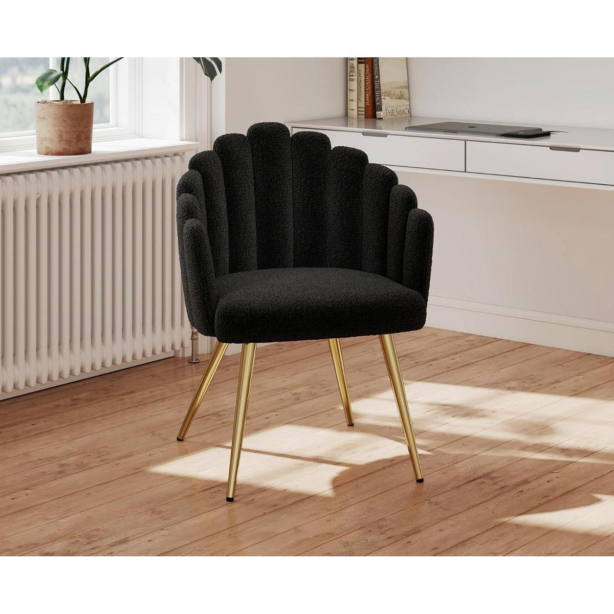 Kunstfell Sessel mit goldenen Beinen – Bequemer Polsterstuhl