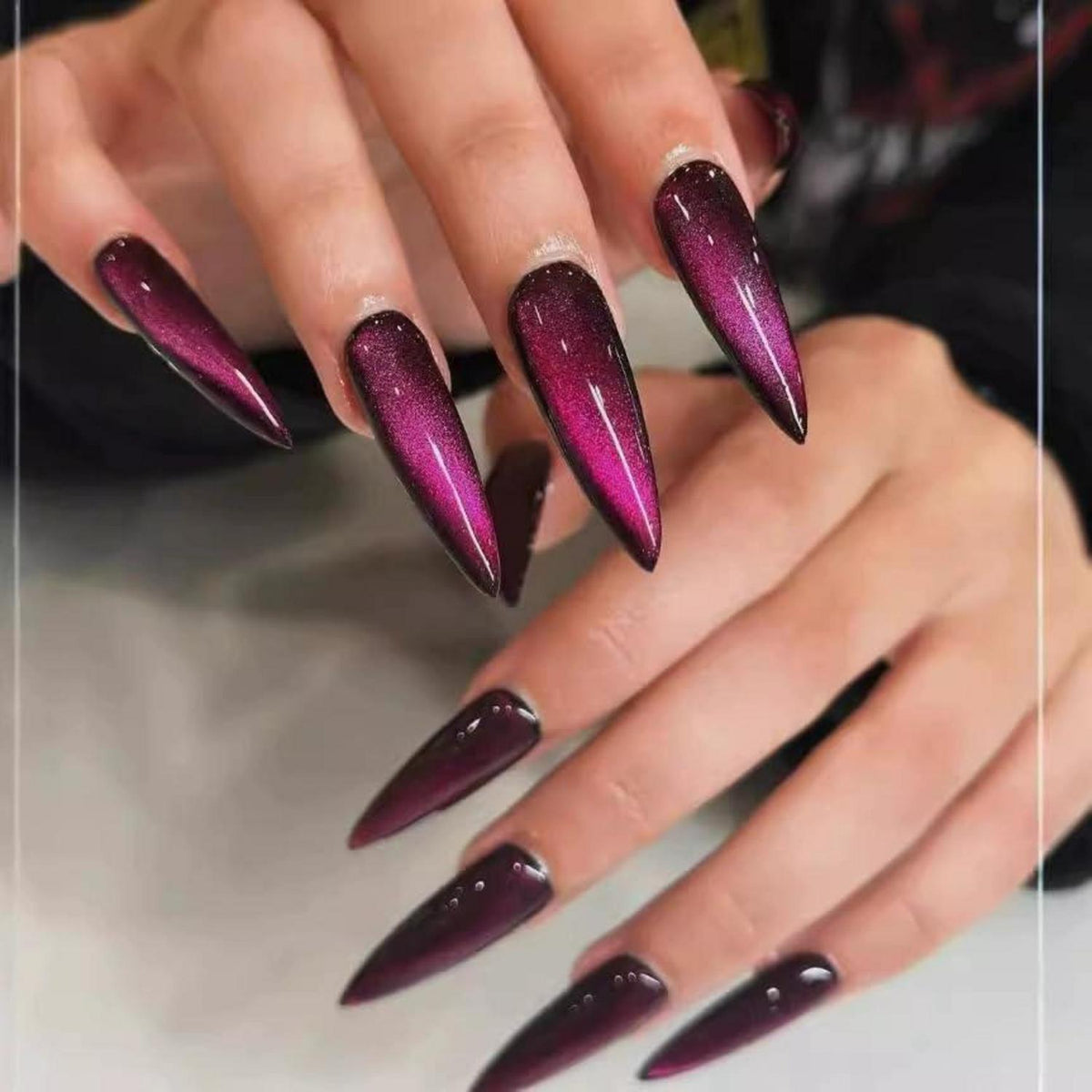 Lila Stiletto Press On Nails – Dunkel, Cat Eye & Nagelkleber