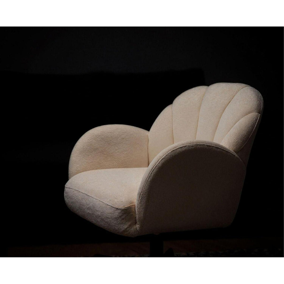 Drehbarer Ohrensessel mit Kunstfell – Weißer Loungesessel für Wohnzimmer
