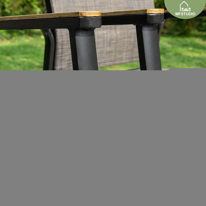Gartenmöbel Set mit Metalltisch und stapelbaren Stühlen