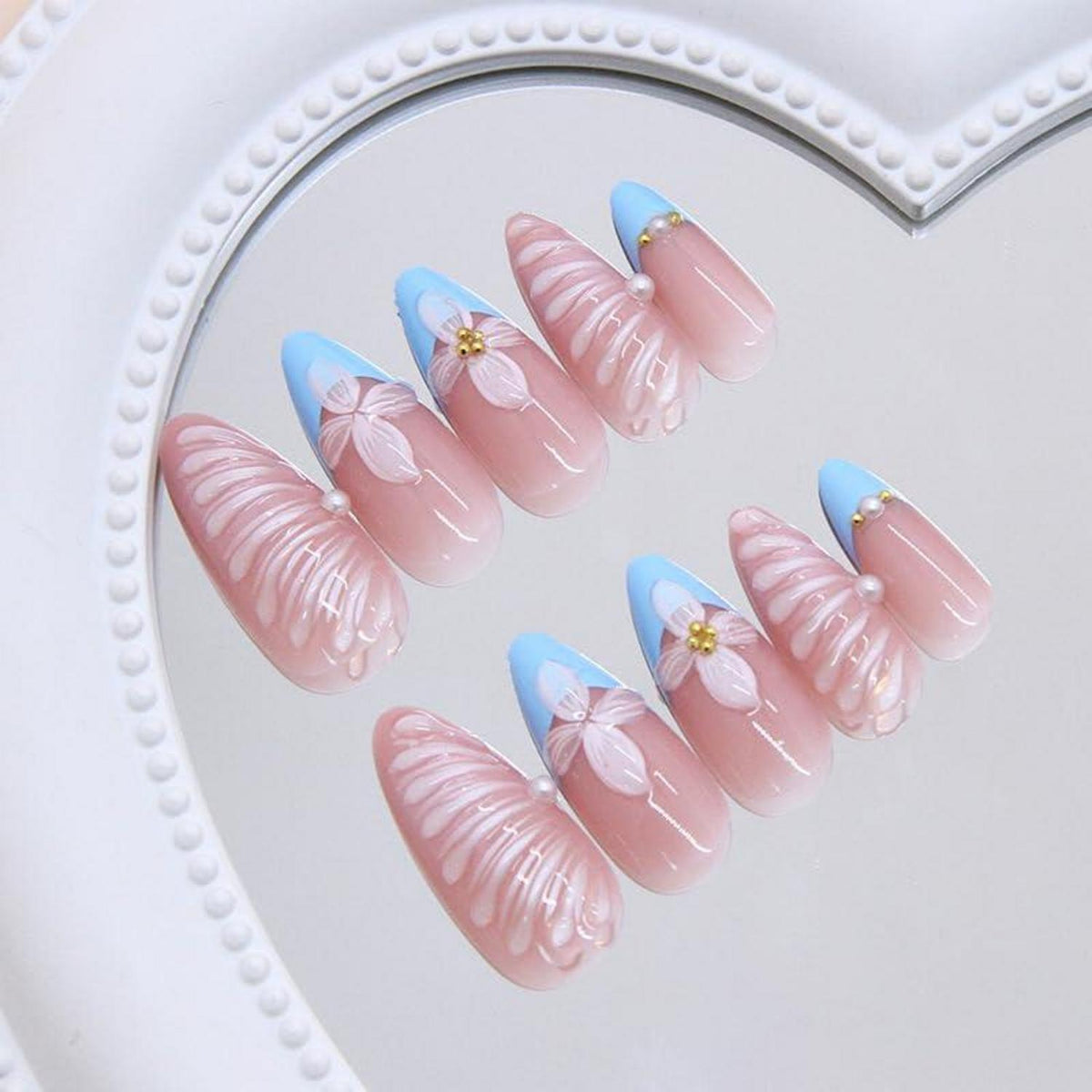 Blaue Almond Press on Nails mit Blumen & Perlen Design