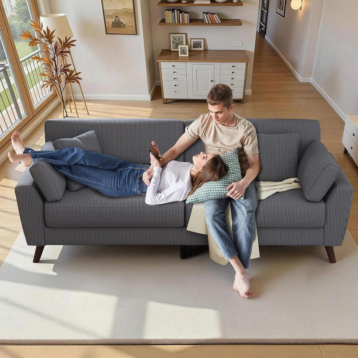Großes 3-Sitzer Cord Sofa mit Tiefsitz & hohen Beinen – Grau