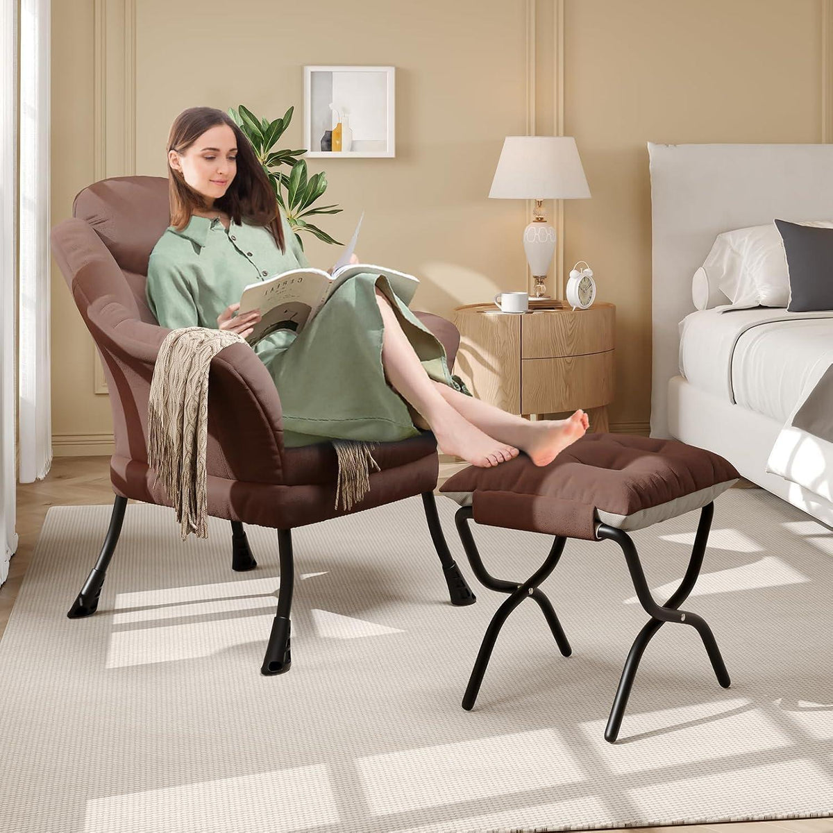 Bequemer Sessel mit Hocker – Modernes Lounge-Design