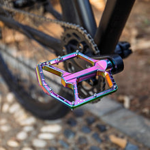 MTB Pedale Profi-Edition – CNC Aluminium, Ultraflach, Rainbow Glossy