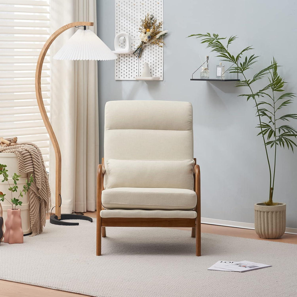Cremeweißer Lounge-Sessel mit Massivholzrahmen & Mid-Century Stil