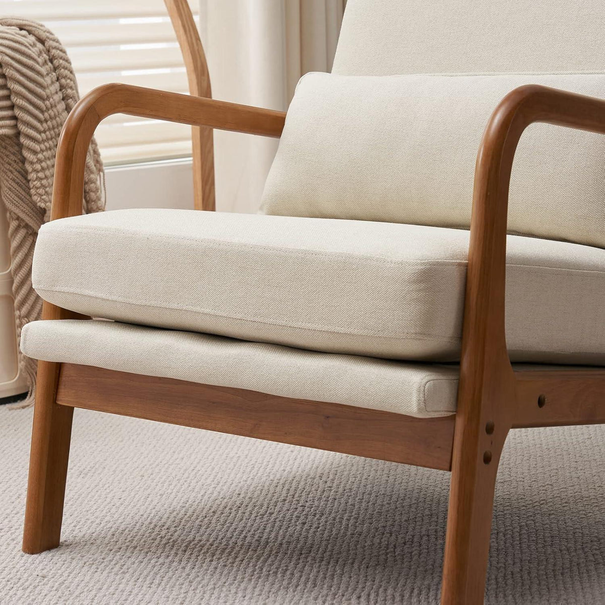 Cremeweißer Lounge-Sessel mit Massivholzrahmen & Mid-Century Stil