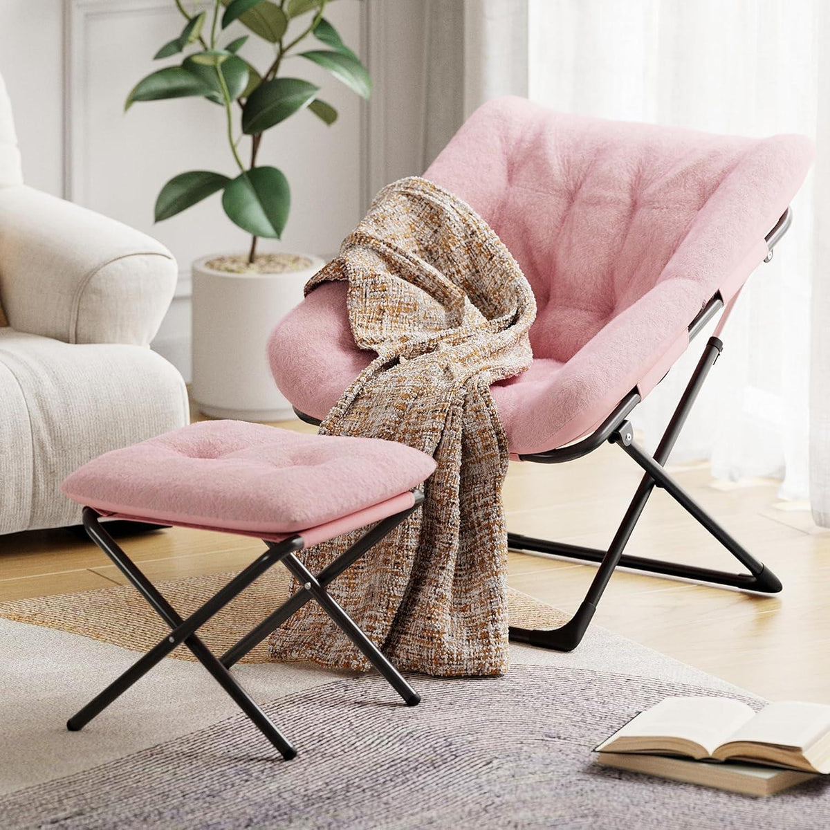 Rosa Relaxsessel mit Kaninchenfell – Klappsessel für kleine Räume
