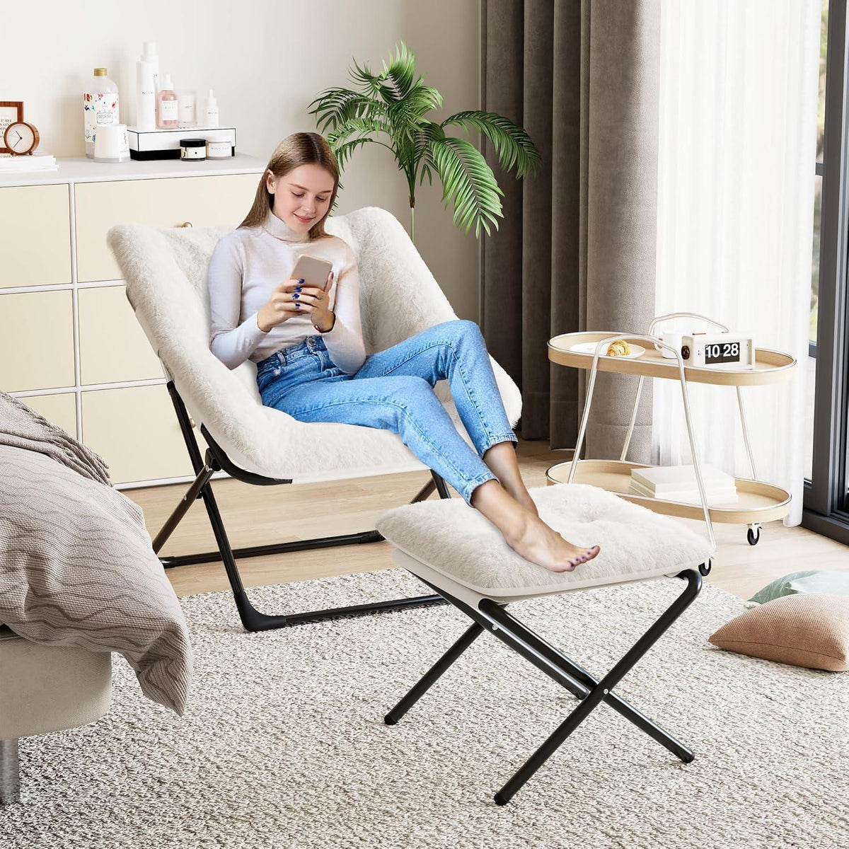 Klappbarer Lesesessel mit Fußhocker – Cremeweiß